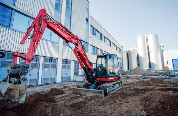 Bagger in Aktion auf der Völkers-Baustelle