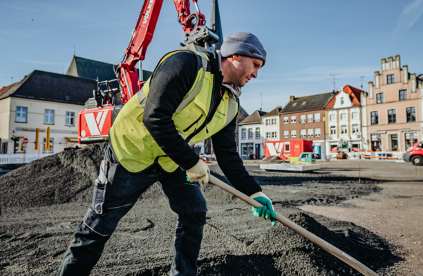 Effizienter Umgang mit Schüttgütern: Völkers in Aktion auf der Baustelle.